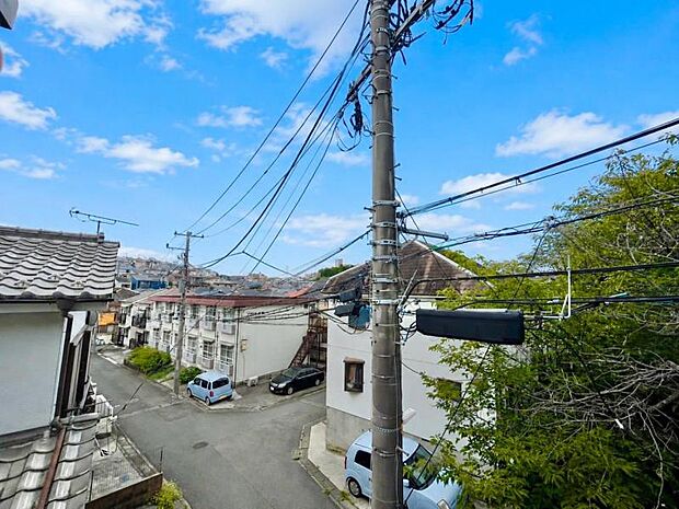 青いキャンパスに描かれた未来。この街に移り住み、この街で過ごす私たちの未来は、きっとこの雲のようにいろいろな形の幸せへと変わり、溢れるほど運んで来てくれることでしょう。