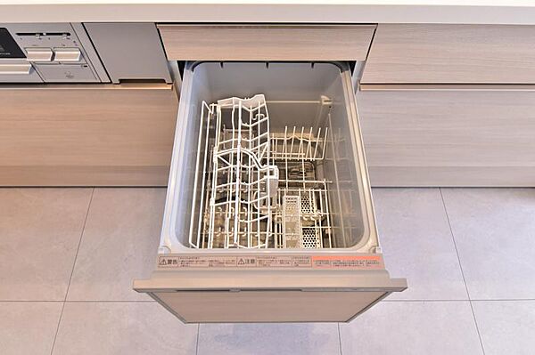 食器洗浄乾燥機を標準装備。作動中は他の家事を並行して進めることができ、家事の時短と負担軽減につながります。高温、高圧水流で洗浄するため、除菌・消臭効果が期待でき、衛生面での安心感が高まります。また、手