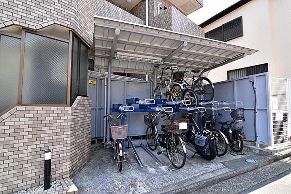 管理の行き届いた駐輪場は屋根付きで雨の日も安心です。