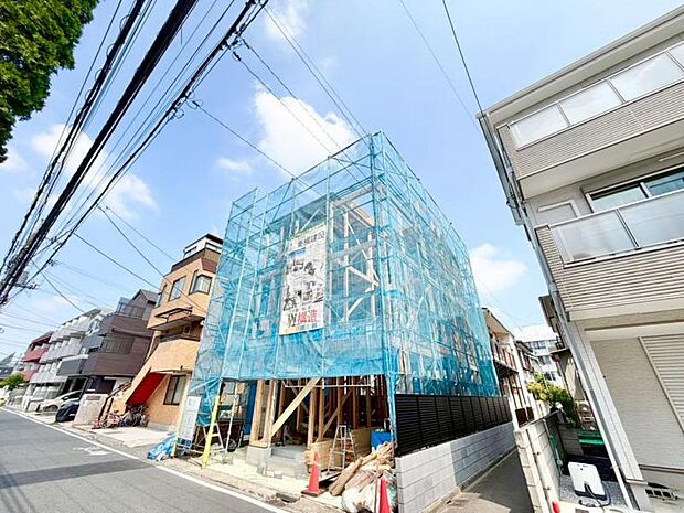 街に溶けこみ美しい景観を生み出すこの邸宅は、採光や風通しまで考え抜いて造り上げました。