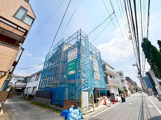 近くにはお買い物に便利なコンビニやスーパーがそろっていて、生活しやすい環境になっています。
