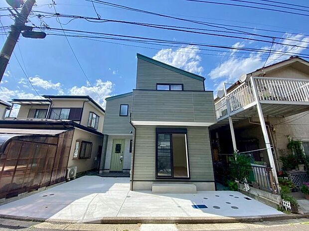 素材の持つ独特な存在感により「永く住み続ける住まい」にふさわしい住宅が完成しました。