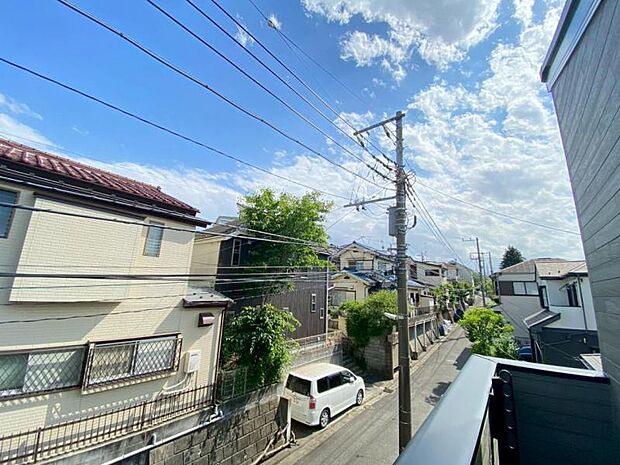 青いキャンパスに描かれた未来。この街に移り住み、この街で過ごす私たちの未来は、きっとこの雲のようにいろいろな形の幸せへと変わり、溢れるほど運んで来てくれることでしょう。