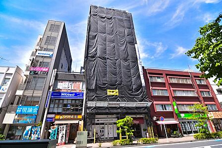 陽光と風がもたらす心地よい時間、照らし出される表情豊かなこの場所は、たくさんの笑顔の場所、いとしい記憶の始まる空間