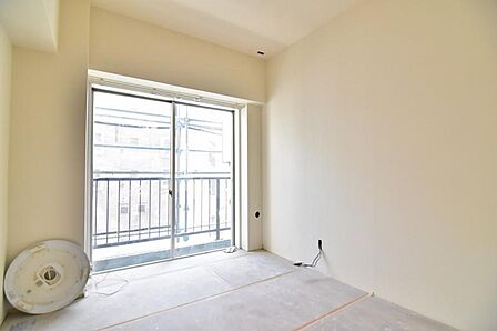 暖かいひだまりを全身で感じ取れる室内。ゆとりある暮らしと心地よい住環境が紡ぐ贅沢な時間をご家族でお過ごしくださいませ。