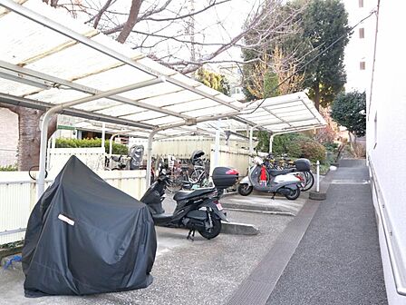 屋根がついた駐輪場、自転車も濡れにくいです。