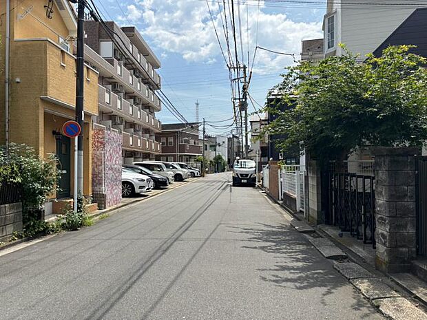 前面道路は整備されており、落ち着いた住宅街に位置しています。