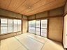 室内：シンプルで温かみのあるデザインで、ゆったりと過ごせます。