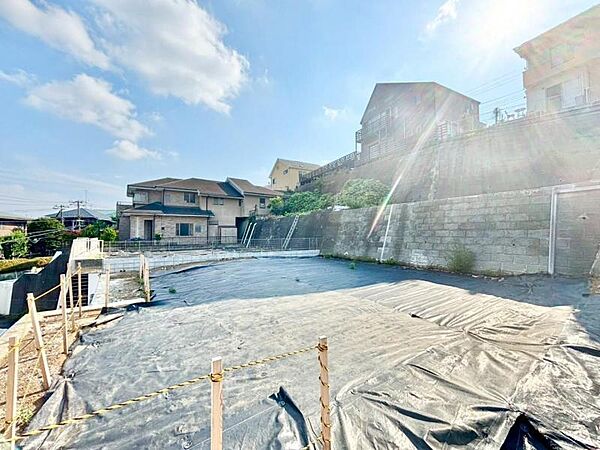 こちらの物件は、建築条件付き売り地となります。建築条件とは「建築会社が決まっている」という内容です。間取りは自由に作れますので、一緒に良い住まいを作りましょう。