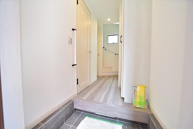 上質感漂う玄関と廊下。居住者の帰り、訪れる方を優しく迎える・安らぎに満ちた生活空間を予感させる。健やかな暮らしを楽しめそう 。