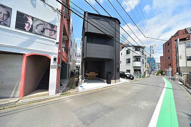 前面道路は車通りの少ない道です。小さなお子様も安心してお過ごしいただけます。