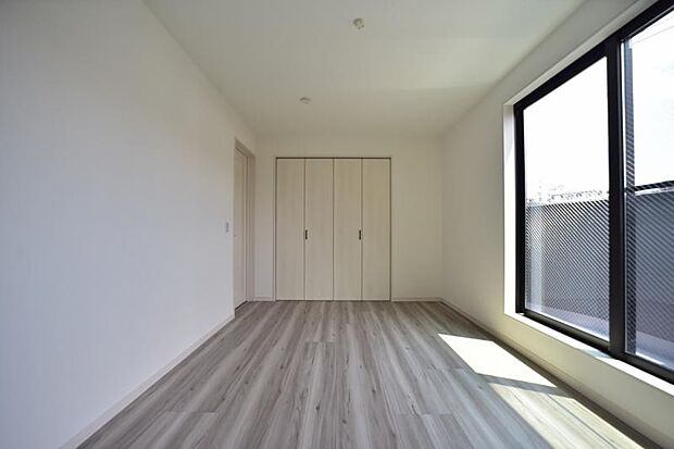 過ぎ行く時間をゆったりと感じることができる落ち着いたお部屋。リビングで楽しく過ごした後はプライベートな時間を満喫できます。