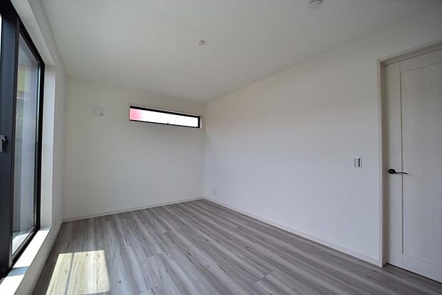 。一日の疲れをいやしてくれる主寝室。時を忘れて過ごす場所として過ごせるお部屋。