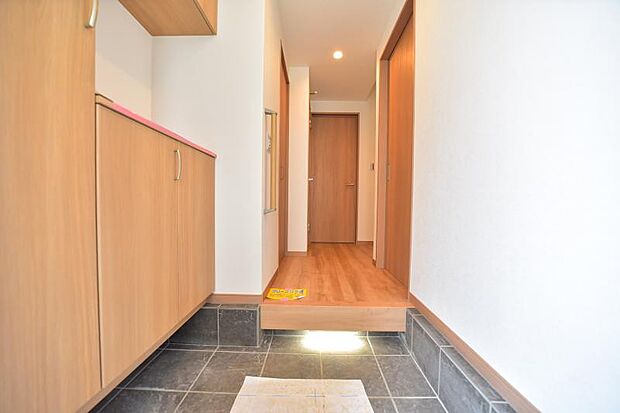 お住まいの顔となる玄関。陽射しを受けて輝く時間、街灯に照らし出される夕暮れ時。様々なシーンで違った表情を見せてくれます。住まう方のプライドを満たすクオリティを備えています。