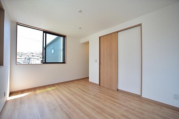過ぎ行く時間をゆったりと感じることができる落ち着いたお部屋。リビングで楽しく過ごした後はプライベートな時間を満喫できます。