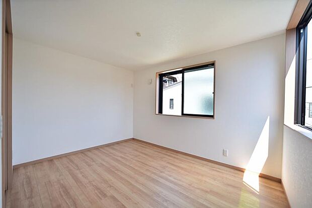 時を忘れて過ごす場所として過ごせるお部屋にクローゼットをご用意。快適なプライベート空間となっています。