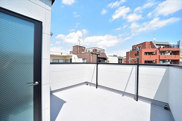 青いキャンパスに描かれた未来。この街に移り住み、この街で過ごす私たちの未来は、きっとこの雲のようにいろいろな形の幸せへと変わり、溢れるほど運んで来てくれることでしょう。