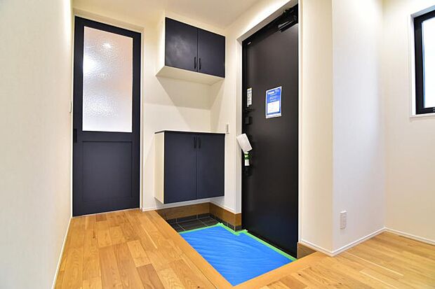 玄関を開け、シックで落ち着きのある廊下を通り抜け、ご家族の待つ空間へ。一日あったいろんなことを胸に帰る我が家。「ただいま」と「おかえり」が交わされる幸せな空間が待っています。