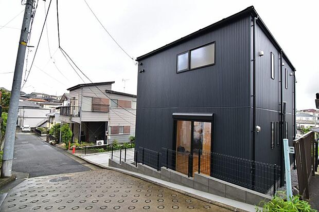 前面道路は整備されており、落ち着いた住宅街に位置しています。