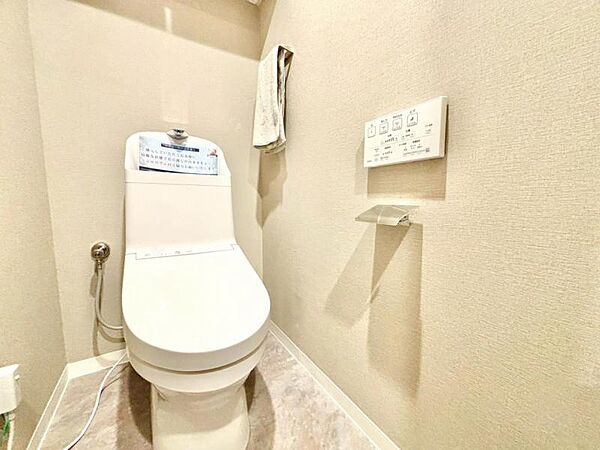 白を基調としたウォシュレットトイレは清潔感あるプライベート空間を演出します。