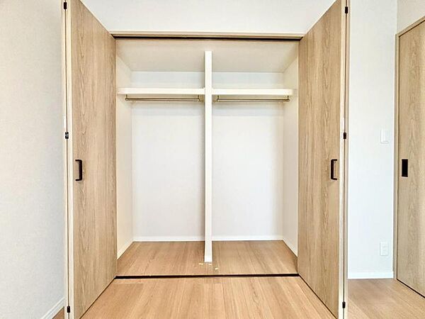 クローゼットは棚やハンガーパイプが付いており、スーツや上着などが収納可能です。