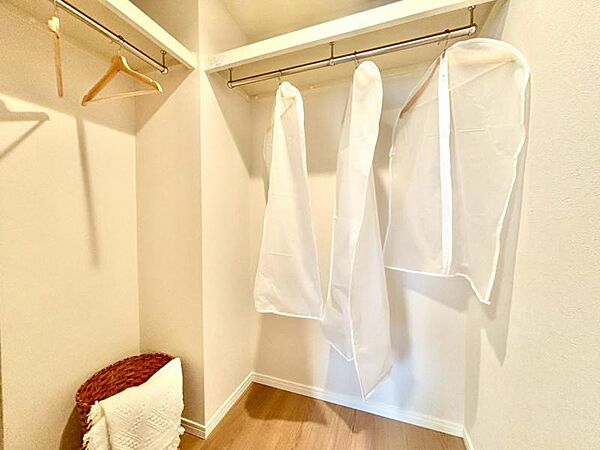 各部屋に備えられたクローゼット。普段使わないものを全部しまってしまえば、お部屋の空間をたっぷり使うことが出来ます。