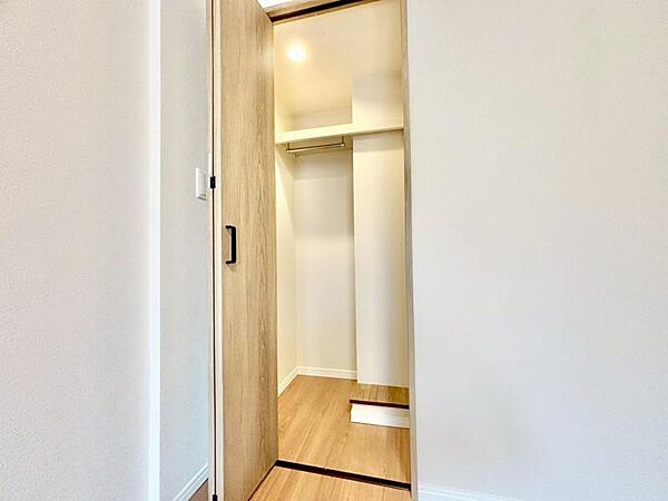 使い勝手の良い収納が豊富で、物が多くてもスッキリ片付けられます。