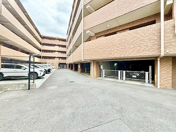 広々とした車庫スペースで駐車も安心！