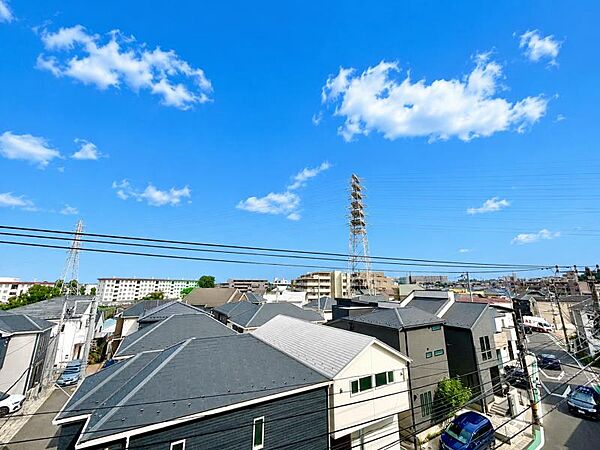 伸びやかな眺望が広がるバルコニー。爽やかな風を感じて、心躍る素敵な暮らしがはじまります。