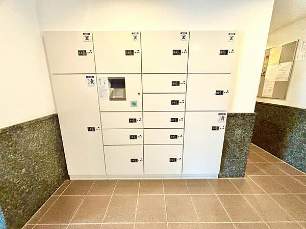 不在時でも荷物を受け取れる便利な宅配ボックス完備。