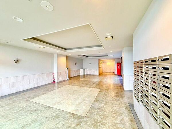 住まいの顔ともいえるエントランスは、上品で洗練された印象に仕上がっています。