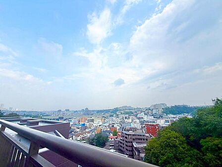 周囲の自然が一望でき、穏やかな時間を楽しめる眺望です。