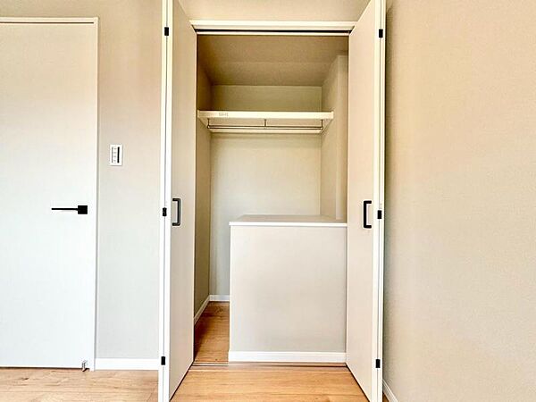 各部屋に備えられたクローゼット。普段使わないものを全部しまってしまえば、お部屋の空間をたっぷり使うことが出来ます。