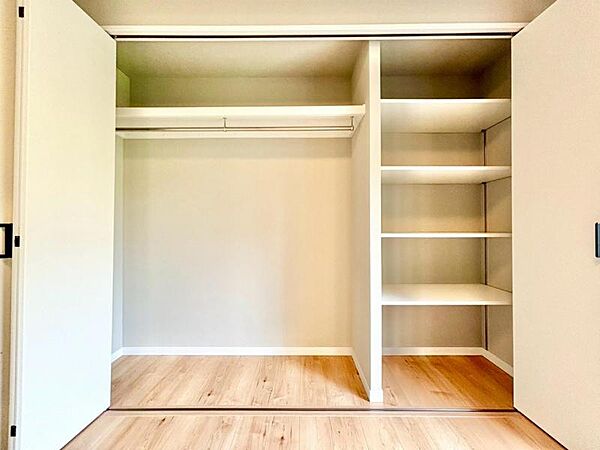 クローゼットには枕棚とハンガーパイプが備えられているので、大切なお洋服にしわを付けずにそのまましまうことが出来ます。