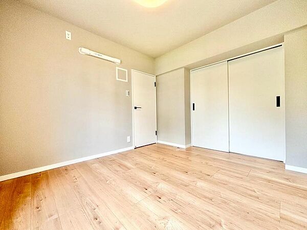 家具の置きやすい出っ張りのないお部屋。