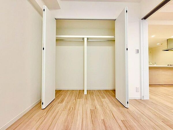 使い勝手の良い収納が豊富で、物が多くてもスッキリ片付けられます。