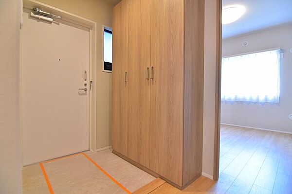 上質感漂う玄関と廊下。居住者の帰り、訪れる方を優しく迎える・安らぎに満ちた生活空間を予感させる。健やかな暮らしを楽しめそう 。