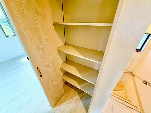使い勝手の良い収納が豊富で、物が多くてもスッキリ片付けられます。