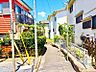 外観：前面道路は整備されており、落ち着いた住宅街に位置しています。