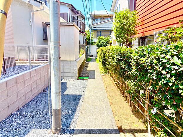 前面道路は整備されており、落ち着いた住宅街に位置しています。