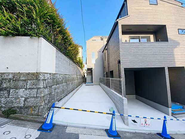 玄関につながる駐車スペースなので重い荷物の出し入れの負担を最小限に抑えられます。(2026.7撮影)