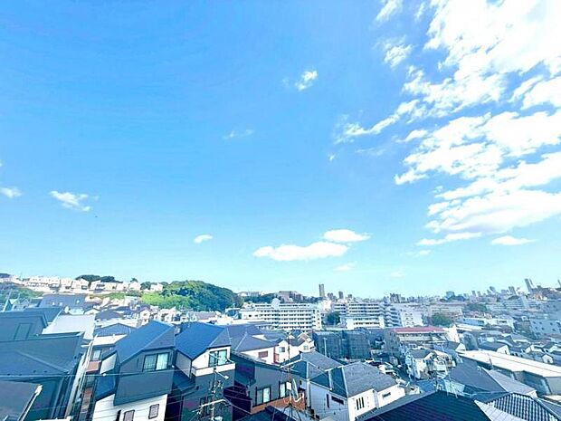 この街ならではの美しい風景と、ここから紡がれる物語が始まります。