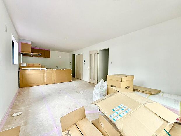 【施工中】ゆったりとしたリビングです。明るさと風が入る窓配置が安らげる空間を演出します。