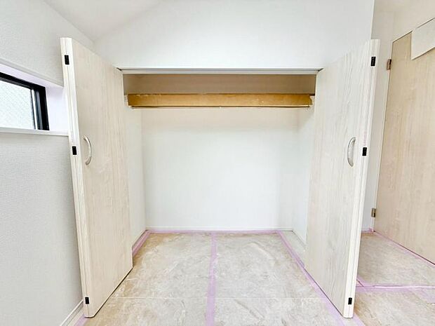 各部屋に備えられたクローゼット。 普段使わないものを全部しまってしまえば、お部屋の空間をたっぷり使うことが出来ます。