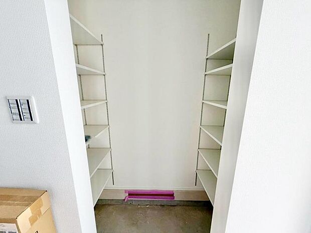 玄関にある大きな収納は、ベビーカーを入れるも良し、お子様の汚れたおもちゃをしまうも良し、パパのゴルフバッグを置くも良し、ママの靴をたくさん置いてもまだまだ余裕たっぷりです。