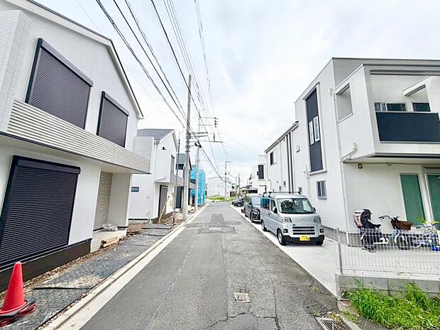 前面道路は整備されており、落ち着いた住宅街に位置しています。