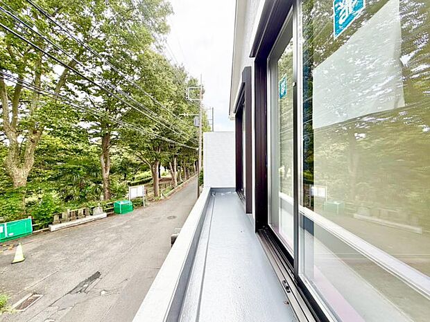 開放感のある眺望。陽光、風通しのよいワイドバルコニー。 お洗濯物も乾かしやすいですね。