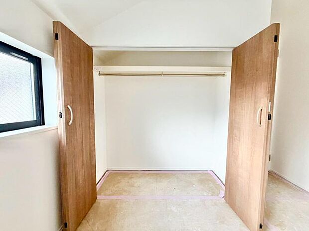 各部屋に備えられたクローゼット。 普段使わないものを全部しまってしまえば、お部屋の空間をたっぷり使うことが出来ます。