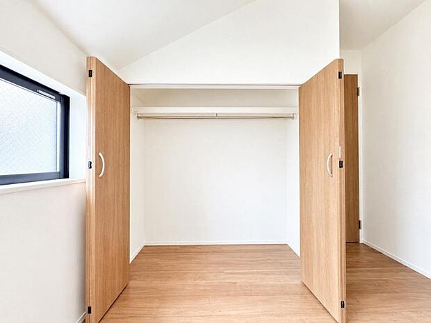 各部屋に備えられたクローゼット。 普段使わないものを全部しまってしまえば、お部屋の空間をたっぷり使うことが出来ます。 