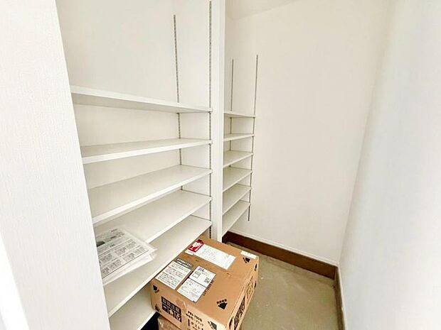 玄関にある大きな収納は、ベビーカーを入れるも良し、お子様の汚れたおもちゃをしまうも良し、パパのゴルフバッグを置くも良し、ママの靴をたくさん置いてもまだまだ余裕たっぷりです。